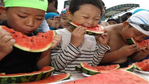 美国人吃瓜啦视频,揭秘美国社会热点事件背后的真相