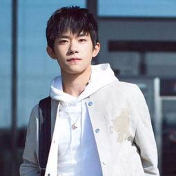 吃瓜少女张小寒 易烊千玺视频,易烊千玺与吃瓜少女张小寒的甜蜜互动瞬间