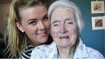 无牙老太太吃小瓜视频